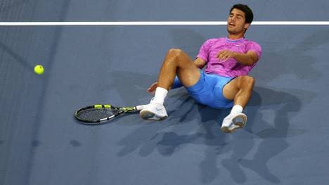 Carlos Alcaraz am Boden nach überraschender Niederlage