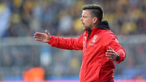 Halle-Trainer Torsten Ziegner muss sich gegen Zwickau mit einem Remis begnügen