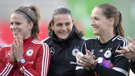 Melanie Leupolz, Nadine Angerer und Laura Benkarth (v. l. n. r.) sind amüsiert