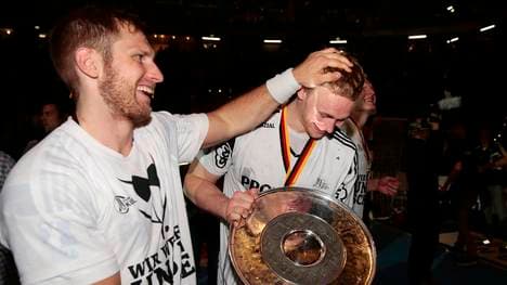 Steffen Weinhold (l.) und Rene Toft Hansen mit der Meisterschale