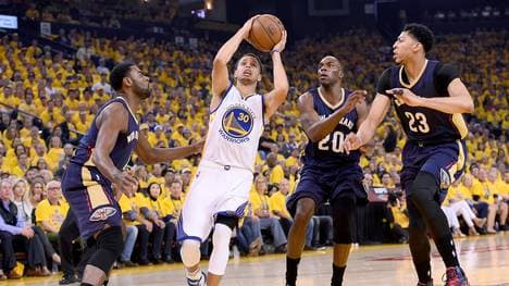 Anthony Davis (r.) sieht Stephen Curry (2. v. l.) beim Wurf zu