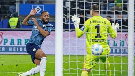 Kann S04 die Hamburger (im Bild Schalkes Moussa Sylla gegen HSV-Keeper Daniel Heuer Fernandes) im Schalke HSV Tipp ärgern?