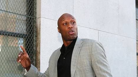 Lamar Odom im Anzug auf einer Straße in New York