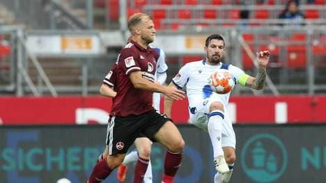 Johannes Geis (li.) und Jerome Gondorf kämpfen um den Ball