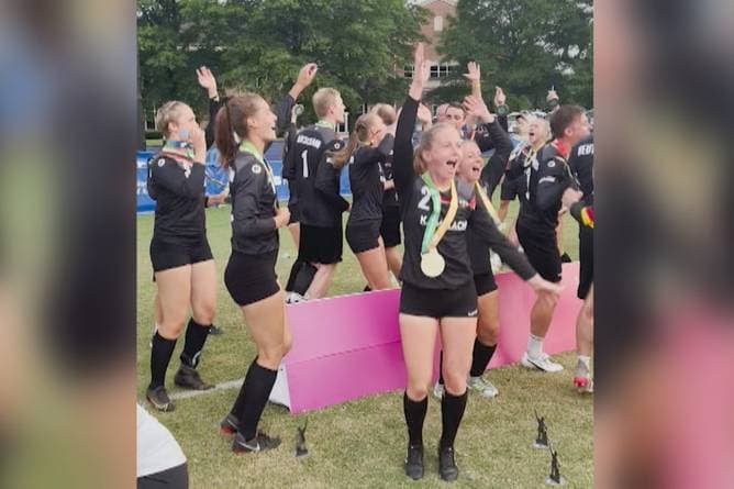 Party-Modus: Faustball-Teams feiern doppeltes Gold