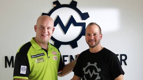 Darts: Deutscher Trikotsponsor für Michael van Gerwen , Michael van Gerwen (links) zusammen mit Thorsten Muschler von maschinensucher.de