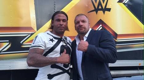 WWE-Vorstand Triple H (r.) gibt Tim Wiese noch kein grünes Licht für sein Debüt