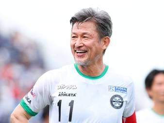 Mit 58! Ältester Fußball-Profi der Welt wechselt erneut