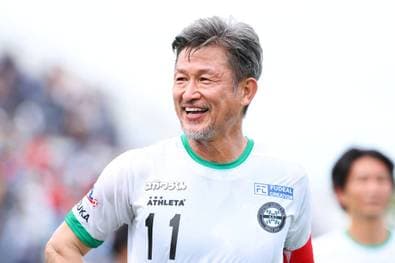 Mit 58! Ältester Fußball-Profi der Welt wechselt erneut