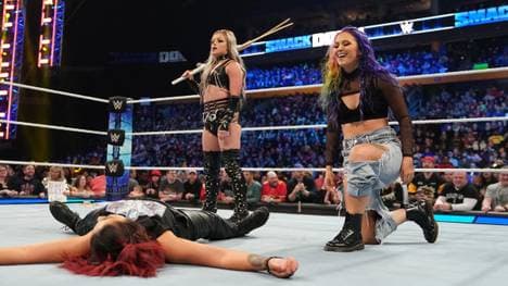 Tegan Nox (r.) kam Liv Morgan bei WWE SmackDown gegen Bayley und Co. zu Hilfe
