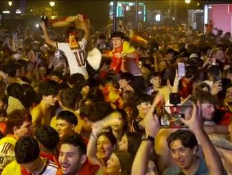 Die Fiesta ist eröffnet: Nach dem Halbfinal-Coup gegen Frankreich verwandelt sich Dallas in eine spanische Partyzone. Doch auch in der Heimat gibt es kein Halten mehr - Madrid steht Kopf. Ganz Spanien träumt vom ersten WM-Titel seit 2010.