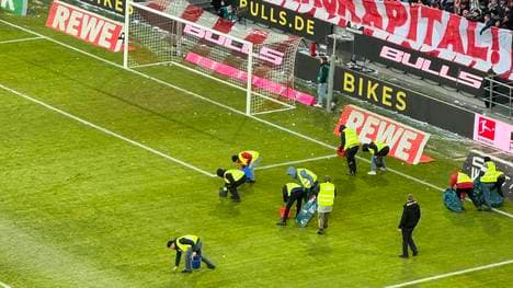 Ordner sammeln die Goldtaler ein