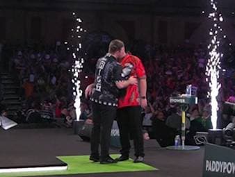 Callan Rydz setzt sich erst in der Verlängerung des Entscheidungssatzes gegen Daryl Gurney durch. Dabei liefert der Engländer auch zwei Finish-Highlights. 