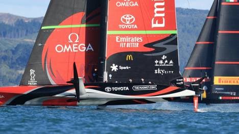 Das Emirates Team Neuseeland und Luna Rossa aus Italien liefern sich ein enges Duell