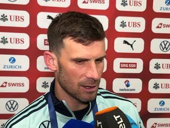 Bei dem 4:3-Testspielsieg gegen die Schweiz glänzt Florian Wirtz als Mann des Abends. Sein Mitspieler Pascal Groß zeigt sich begeistert von dem jungen Offensivtalent und lobt seine herausragende Leistung.