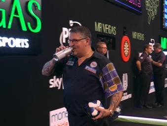 Luke Humphries setzt sich gegen Gary Anderson durch und zieht in das Halbfinale ein. Beide Kontrahenten rockten das Bord bis zum bitteren Ende. 