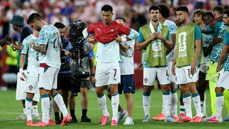 Cristiano Ronaldo zieht Diogo Jotas Trikot an