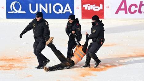 Ein Klima-Aktivist wird aus dem Zielraum getragen