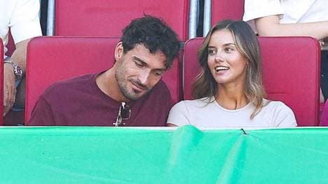 Mats Hummels mit seiner Freundin Nicola Cavanis auf der Tribüne des FC Augsburg