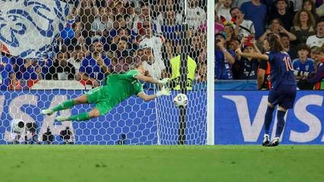 Ann-Katrin Berger hält den Elfmeter von Amel Majri