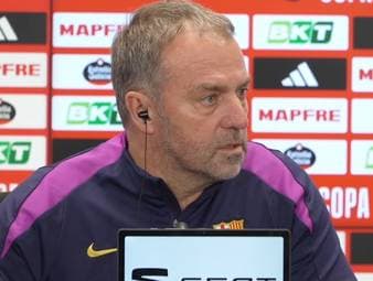 Barca-Trainer Hansi Flick zeigt sich nach der Oberschenkelverletzung von Raphinha besorgt. Besonders der Zeitpunkt bereitet dem Coach Sorgen.