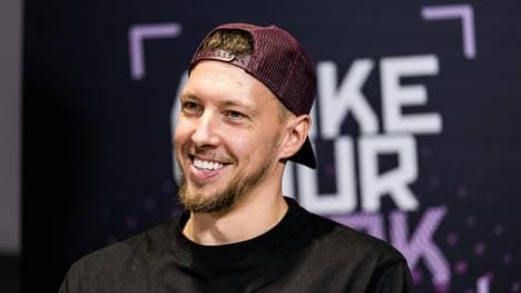 Theis bei einer Pressekonferenz in Tampere