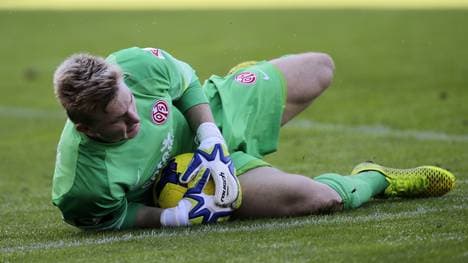 Torhüter Robin Zentner vom 1.FSV Mainz 05 begräbt den Ball unter sich