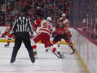 Die Detroit Red Wings gewinnen auswärts gegen die New Jersey Devils. Deutsche Moritz Seider ist an allen Toren beteiligt und wird folgerichtig als "Man of the Match" ausgezeichnet.