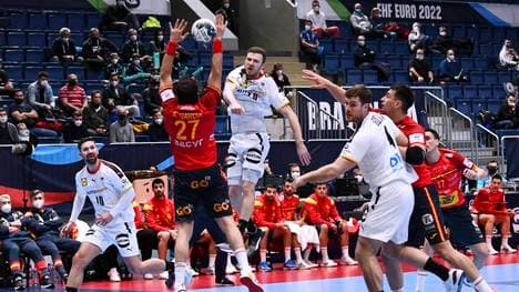 Philipp Weber (hinten beim Wurf) enttäuschte gegen Spanien