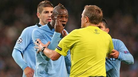 Mario Balotelli bei Manchester City im Gespräch mit dem Schiedsrichter