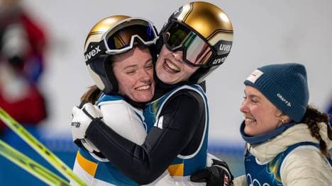 Anna Odine Ström (M.) lässt sich von ihren norwegischen Teamkolleginnen feiern