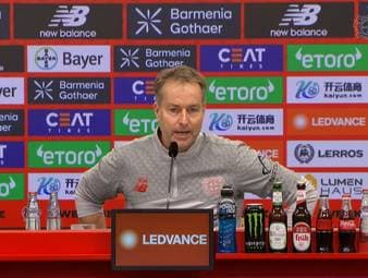 Bevor sich Kasper Hjulmand den Fragen zum Topspiel bei RB Leipzig stellt, hat er noch ein persönliches Anliegen.