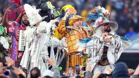 Seth Rollins (r.) bei seinem pompösen WrestleMania-Einzug