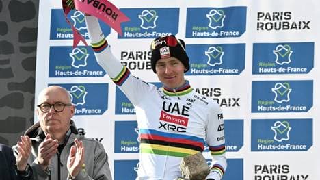 Seltenes Bild: Tadej Pogacar jubelt als Zweiter 