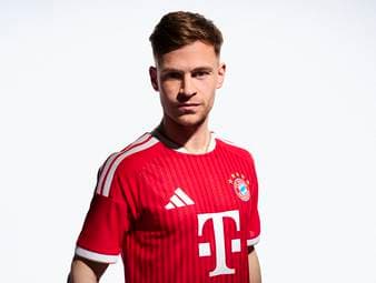 Der FC Bayern hat sein neues Heimtrikot für die kommende Saison präsentiert. Schon in der Champions League gegen PSG feiert das Jersey seine Premiere.