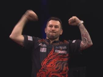 Jonny Clayton gewinnt den neunten Spieltag der Premier League of Darts in Berlin gegen Michael Smith mit 6:4.