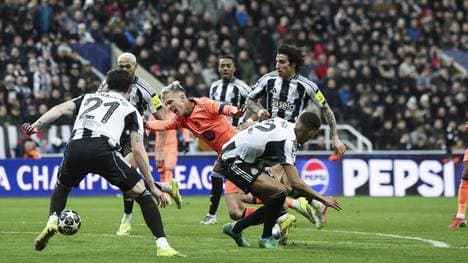 Malick Thiaw bringt Barcelonas Dani Olmo zu Fall