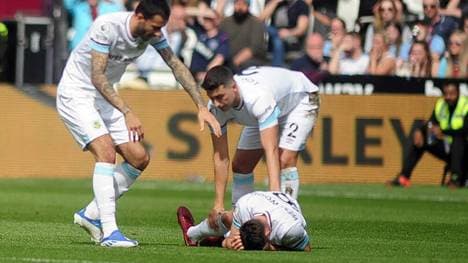 Ashley Westwood verletzt sich schwer und muss auf dem Feld behandelt werden