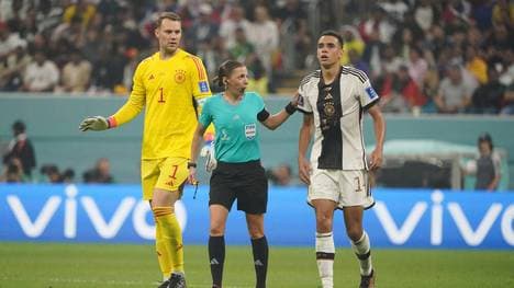 Stephanie Frappart (m.) leitete auch das WM-Spiel zwischen Deutschland und Costa Rica