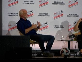 Beim Trainierkongress findet Rudi Völler scharfe Worte, was die Spielweise der Argentinier angeht.
