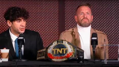 Christian Cage (r., mit Ligaboss Tony Khan) verlängert seinen Vertrag bei AEW