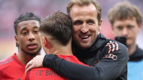 Die Bayern feiern: Harry Kane umarmt Joshua Kimmich 