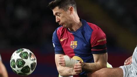 Robert Lewandowski und seine Barca-Kollegen spielen mit Trauerflor