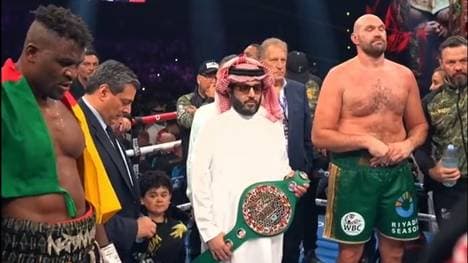 Tyson Fury (r.) besiegte Francis Ngannou nur hauchdünn