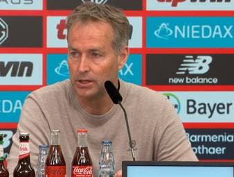 Bayer Leverkusen verliert trotz Dominanz in allen Statistiken mit 1:2 gegen den FC Augsburg. Nach der Partie kann Trainer Kasper Hjulmand die Niederlage noch immer nicht richtig fassen.