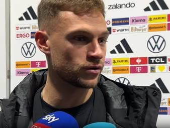 Die deutsche Nationalmannschaft qualifiziert sich für die WM 2026. Im entscheidenden Spiel gegen die Slowakei trumpft vor allem ein ehemaliger Bayern-Star auf, der Lob seiner ehemaligen Teamkollegen erntet. 