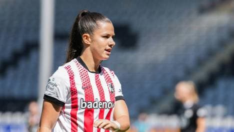 Leela Egli im Trikot des SC Freiburg