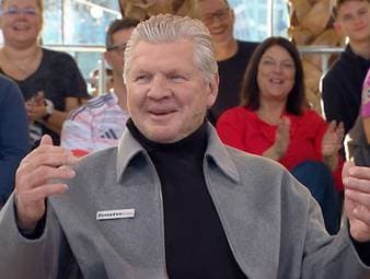 Rudi Völler nimmt im Doppelpass gleich mehr zweimal Stefan Effenberg aufs Korn. Der Sport1 Experte weiß kaum, wie ihm geschieht - nimmt es aber mit Humor.