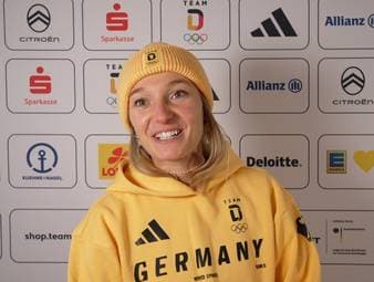 Katharina Schmid hat die Ehre, Deutschland als Fahnenschwenkerin bei den Olympischen Spielen zu führen. Vor der Zeremonie sprach die 29-Jährige über den besonderen Moment und Co-Träger Leon Draisaitl.