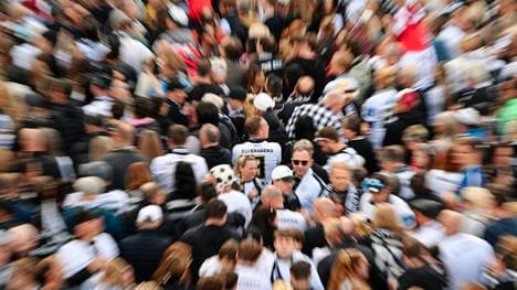 Elversberger Fans warten am Rathaus auf das Team